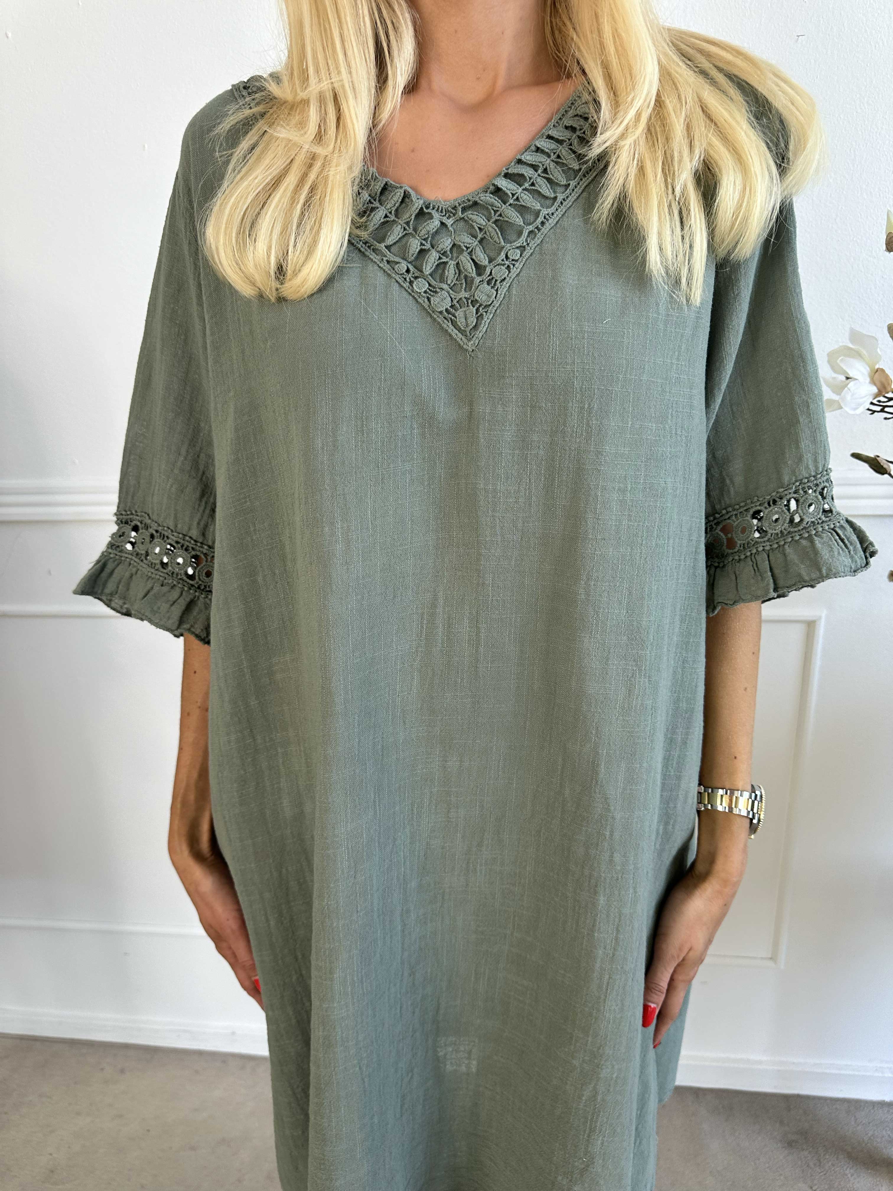 Siri - Bomuldskjole i hørlignende stof med broderinger